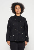 Schwarze Hemdbluse mit langen Ärmeln, die mit goldener und weißer floraler Stickerei verziert ist. Weicher Stoff mit klassischem Kragen.