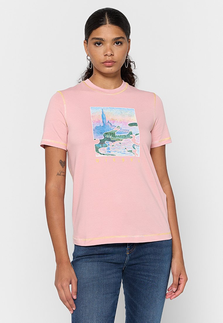 Rosa Baumwoll-T-Shirt mit kurzen Ärmeln, rundem Ausschnitt, Kontrastnähten und einem quadratischen Grafikdruck mit Landschafts- und Wasserdesign.