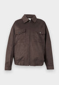 Dunkelbraune Wildlederjacke mit langen Ärmeln, spitzem Kragen, Frontreißverschluss, zwei aufgesetzten Brusttaschen mit Knöpfen und zwei Seitentaschen.