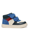 Blaue und marineblaue High-Top-Sneaker aus Wildleder und Leder mit einer beigen Sohle, ausgestattet mit zwei Klettverschlüssen und roten Akzentdetails.