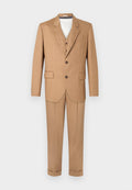 Beige Anzug mit einem einreihigen Blazer mit drei Knöpfen, Reverskragen und passenden Hosen mit umgeschlagenen Säumen. Glatte Stoffstruktur.