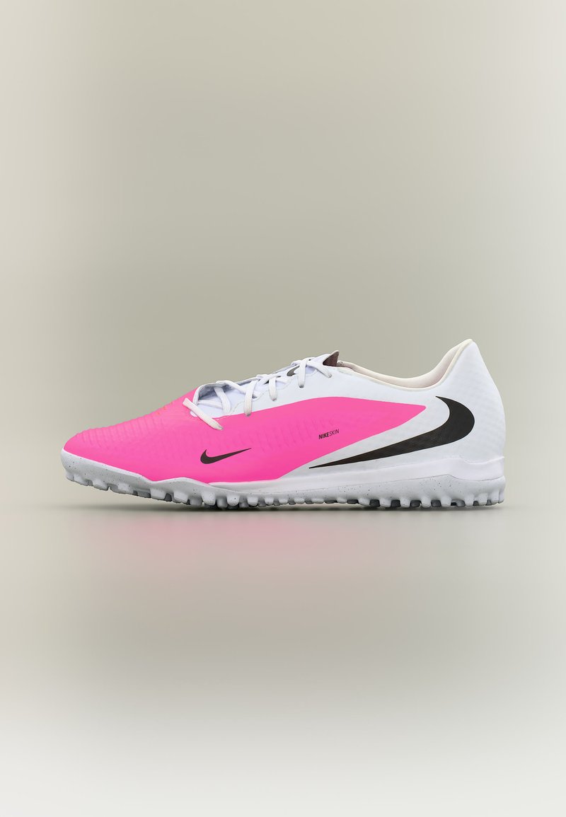 Weißer und pinker Sportschuh mit schwarzen Nike-Swoosh-Logos und strukturierter Sohle, entwickelt für Rasenplatzsportarten.
