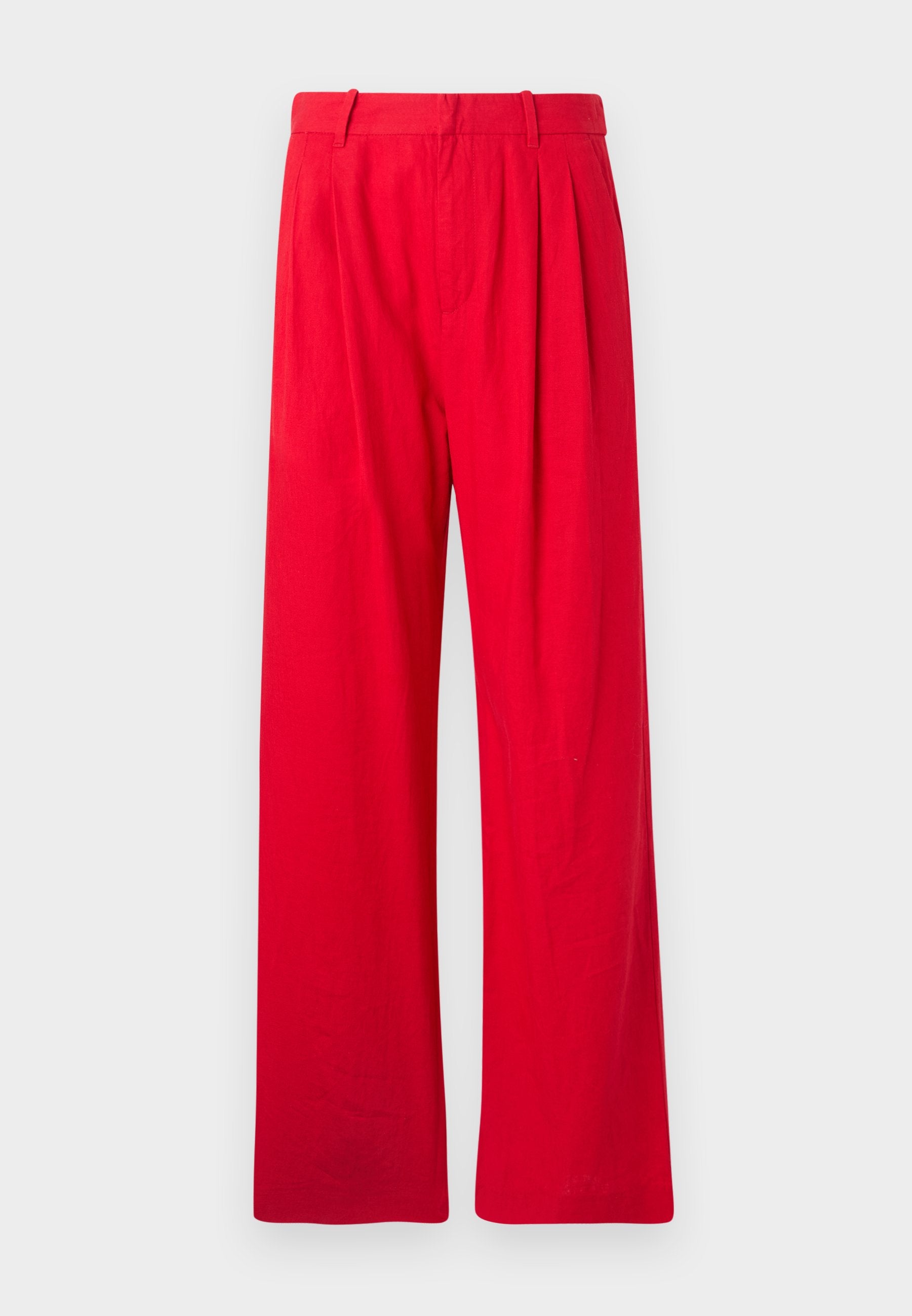 Rote weit geschnittene Hose aus weichem Stoff, mit vorderen Falten, einem flachen Taillenbund und einer glatten Textur. Keine sichtbaren Taschen oder Muster.
