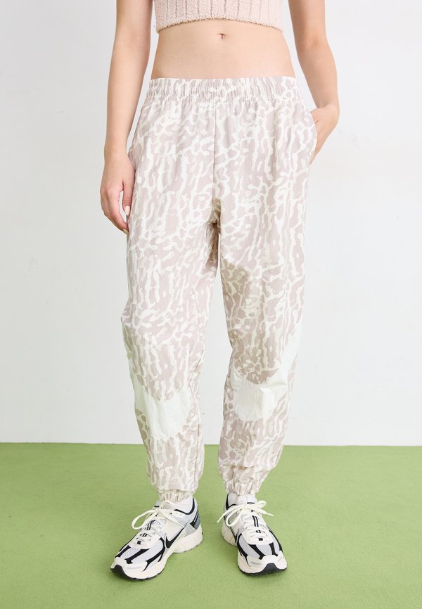 Nike Sportswear TREND PANT - Tracksuit bottoms - college grey