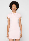 Polo-Kleid aus weichem rosa Baumwollstoff mit kurzen, gerafften Ärmeln, einem Kragen und einer Knopfleiste mit drei Knöpfen. Dezentes Logo-Detail auf der Brust.