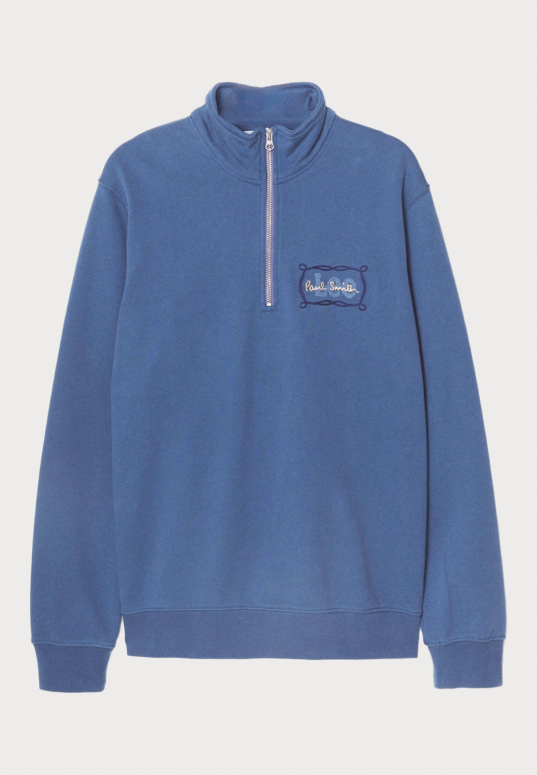Blaues Sweatshirt mit hohem Kragen und halbem Reißverschluss. Besticktes Logo-Detail auf der linken Brust sowie gerippte Bündchen und Saum. Weicher Baumwollmix-Stoff.