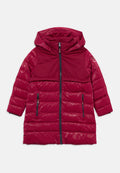 Bordeauxrote isolierte Jacke mit Kapuze, mit einem gesteppten unteren Bereich, einem glatten oberen Teil und zwei seitlichen Reißverschlusstaschen.