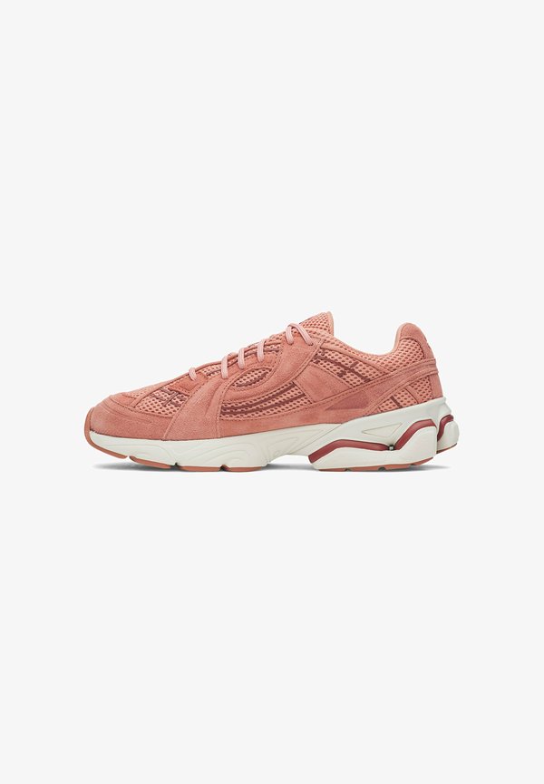 Under Armour SOLA SUEDE - Trainers - canyon pink