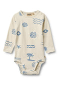 Langärmliger beigefarbener Bodysuit mit blauen Mustern, darunter Muscheln, Wellen und Palmen; verfügt über Druckknöpfe an der Schulter und am unteren Saum.
