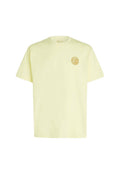 Kurzärmeliges T-Shirt aus leichtem Stoff in zartem Gelb, mit rundem Ausschnitt und einem goldfarbenen, runden Logo auf der linken Brust.