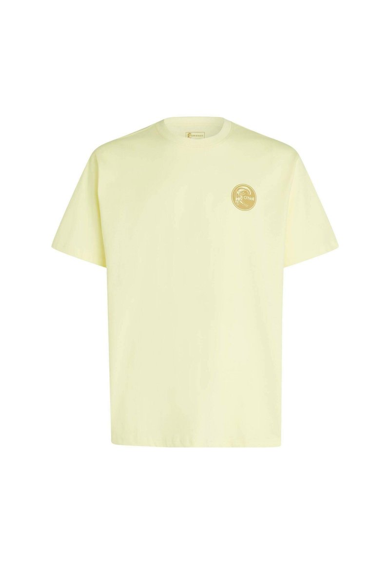 Kurzärmeliges T-Shirt aus leichtem Stoff in zartem Gelb, mit rundem Ausschnitt und einem goldfarbenen, runden Logo auf der linken Brust.