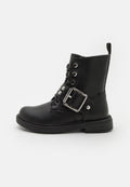 Schwarze Lederstiefelette mit Schnürung an der Vorderseite, silberner Schnalle, strukturiertem Finish und Gummisohle. Kurze Höhe und robuste Bauweise.