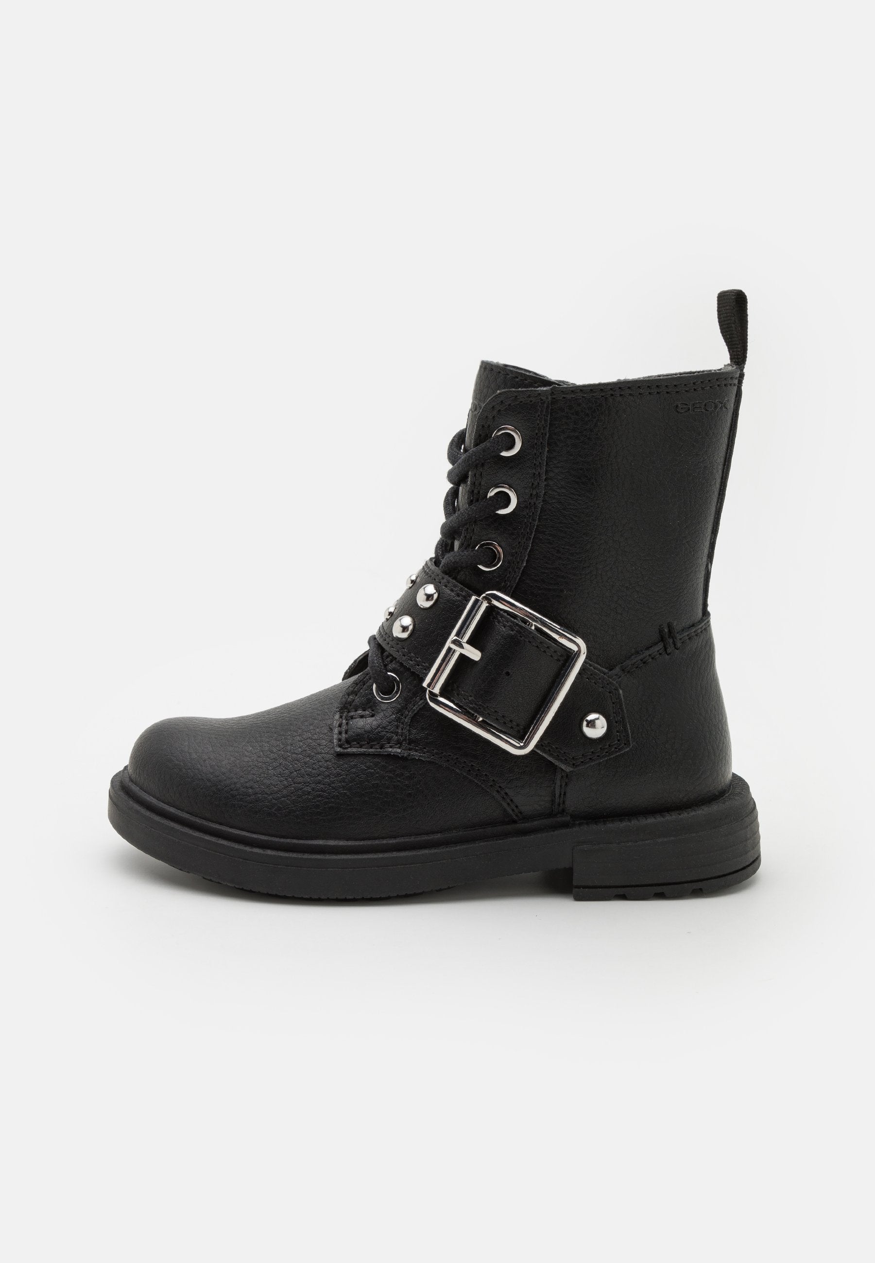 Schwarze Lederstiefelette mit Schnürung an der Vorderseite, silberner Schnalle, strukturiertem Finish und Gummisohle. Kurze Höhe und robuste Bauweise.