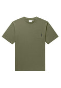 Olivgrünes T-Shirt mit kurzen Ärmeln aus Baumwolle, ausgestattet mit einer Brusttasche mit leichter Struktur und einem runden Halsausschnitt. Minimalistisches Design.