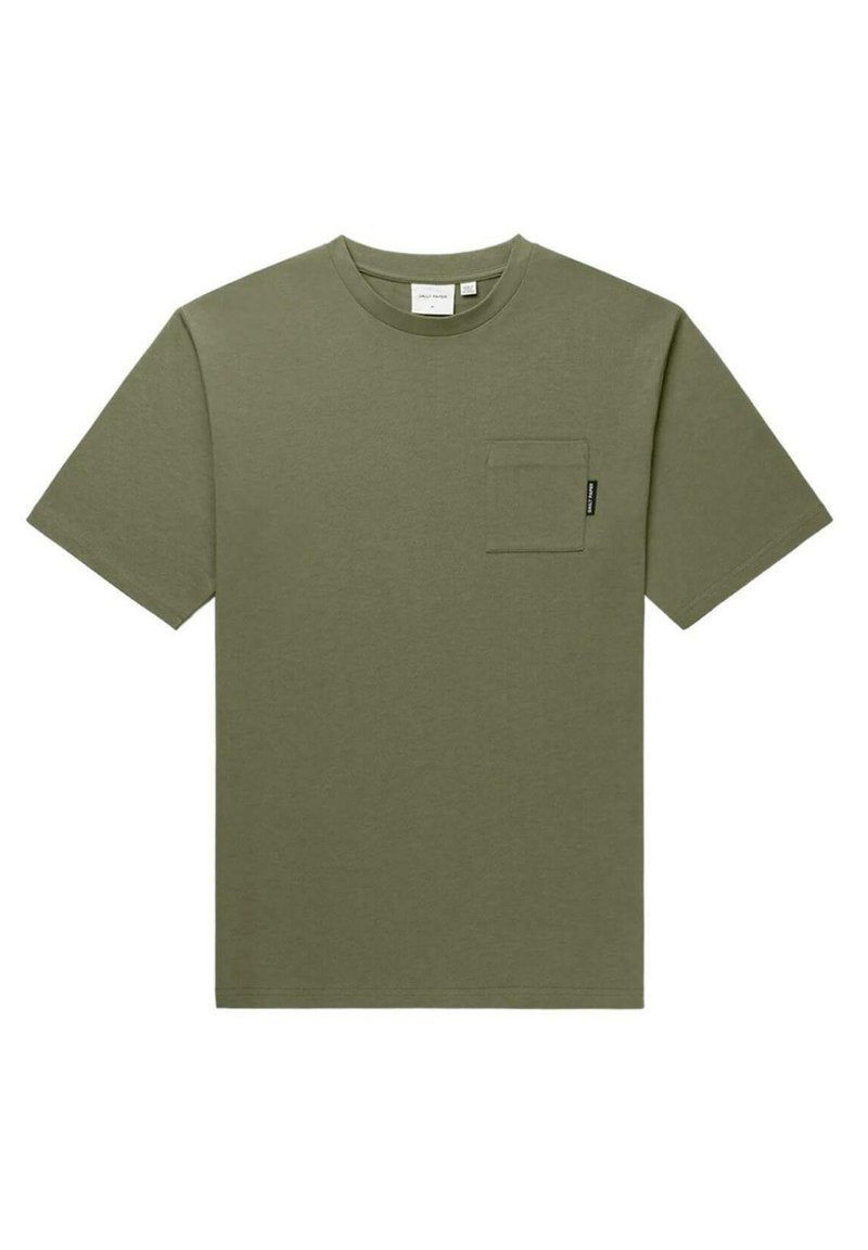Olivgrünes T-Shirt mit kurzen Ärmeln aus Baumwolle, ausgestattet mit einer Brusttasche mit leichter Struktur und einem runden Halsausschnitt. Minimalistisches Design.