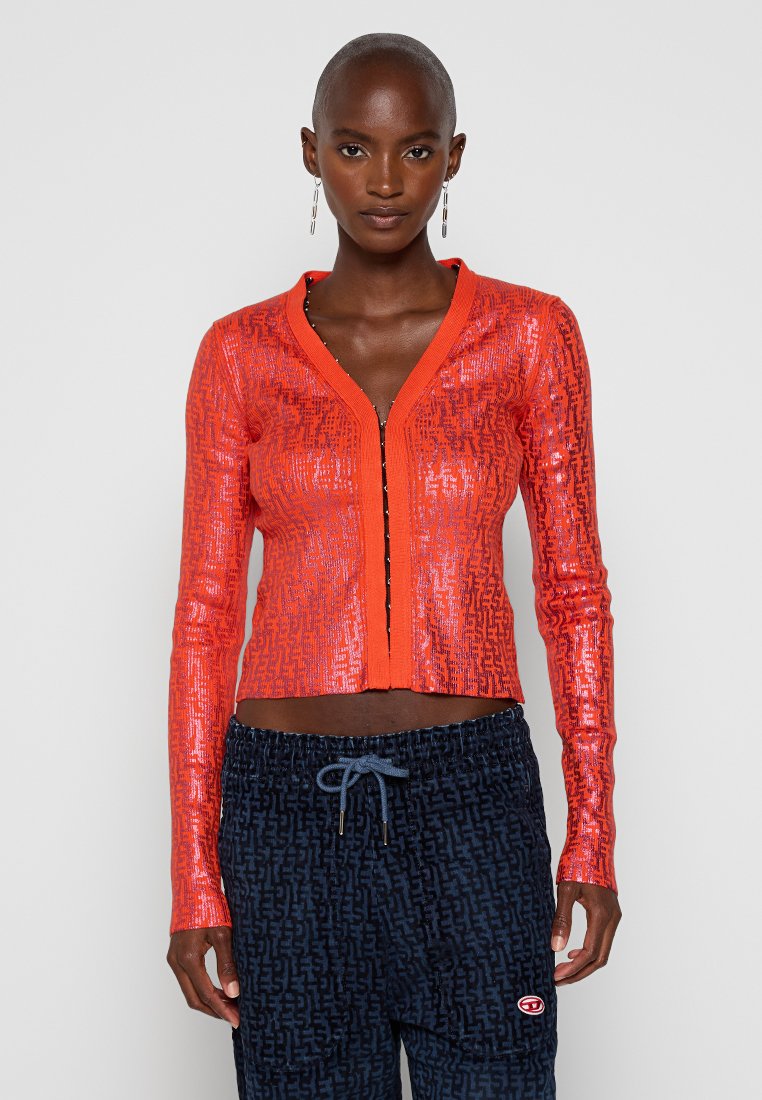 Roter, metallischer, strukturierter Cardigan mit V-Ausschnitt und langen Ärmeln, mit einer Frontknopfleiste und taillierter Silhouette.