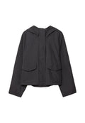 Schwarze Kapuzenjacke aus glattem Stoff, mit Reißverschluss, zwei aufgesetzten Fronttaschen und einer taillierten Silhouette.