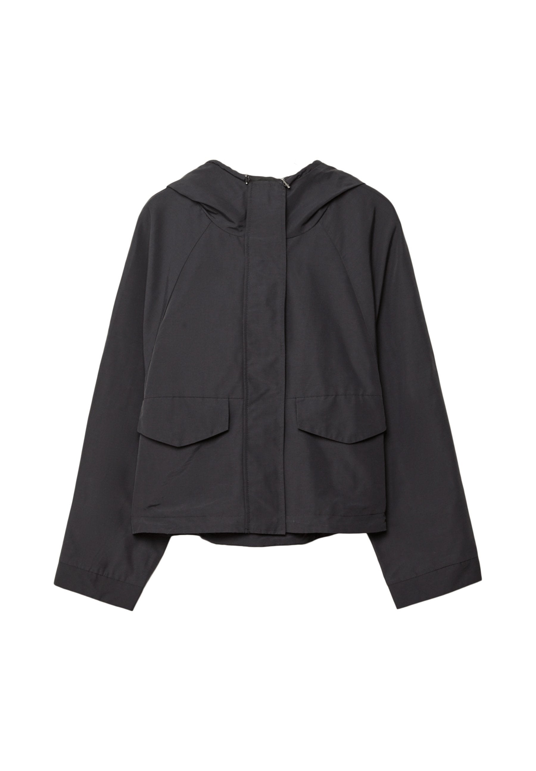 Schwarze Kapuzenjacke aus glattem Stoff, mit Reißverschluss, zwei aufgesetzten Fronttaschen und einer taillierten Silhouette.