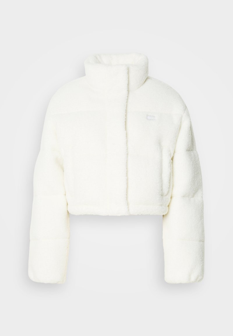 Taillierte Pufferjacke aus weißem Kunstfell, mit hohem Kragen, gepolstertem Design und kleinem Logo auf der Brust. Weiche Textur und strukturierte Form.
