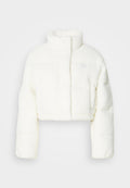 Taillierte Pufferjacke aus weißem Kunstfell, mit hohem Kragen, gepolstertem Design und kleinem Logo auf der Brust. Weiche Textur und strukturierte Form.