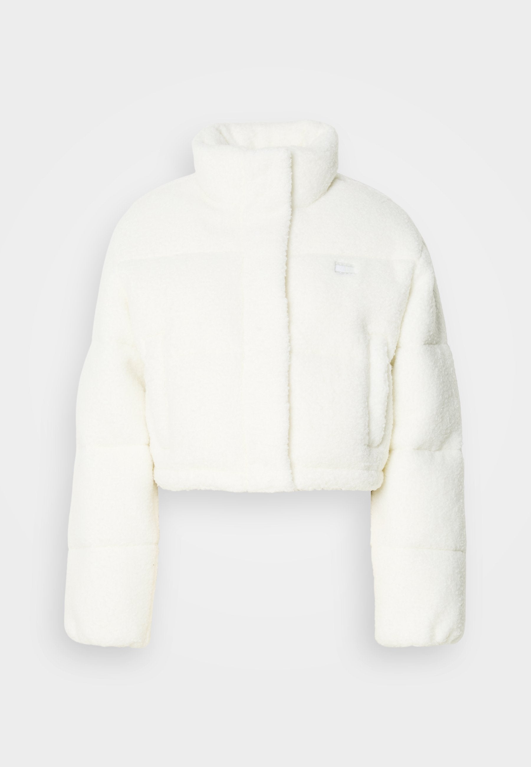Taillierte Pufferjacke aus weißem Kunstfell, mit hohem Kragen, gepolstertem Design und kleinem Logo auf der Brust. Weiche Textur und strukturierte Form.