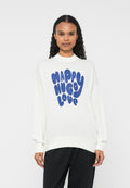 Weißer Pullover mit hohem Kragen und langen Ärmeln, auf der Vorderseite mittig blaue, flauschige Schrift mit dem Text "HAPPY HUGO LOVE".