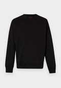 Schwarzer Pullover aus weichem Stoff mit Rundhalsausschnitt, gerippten Bündchen und Saum sowie einem dezenten Logo auf der Brust.