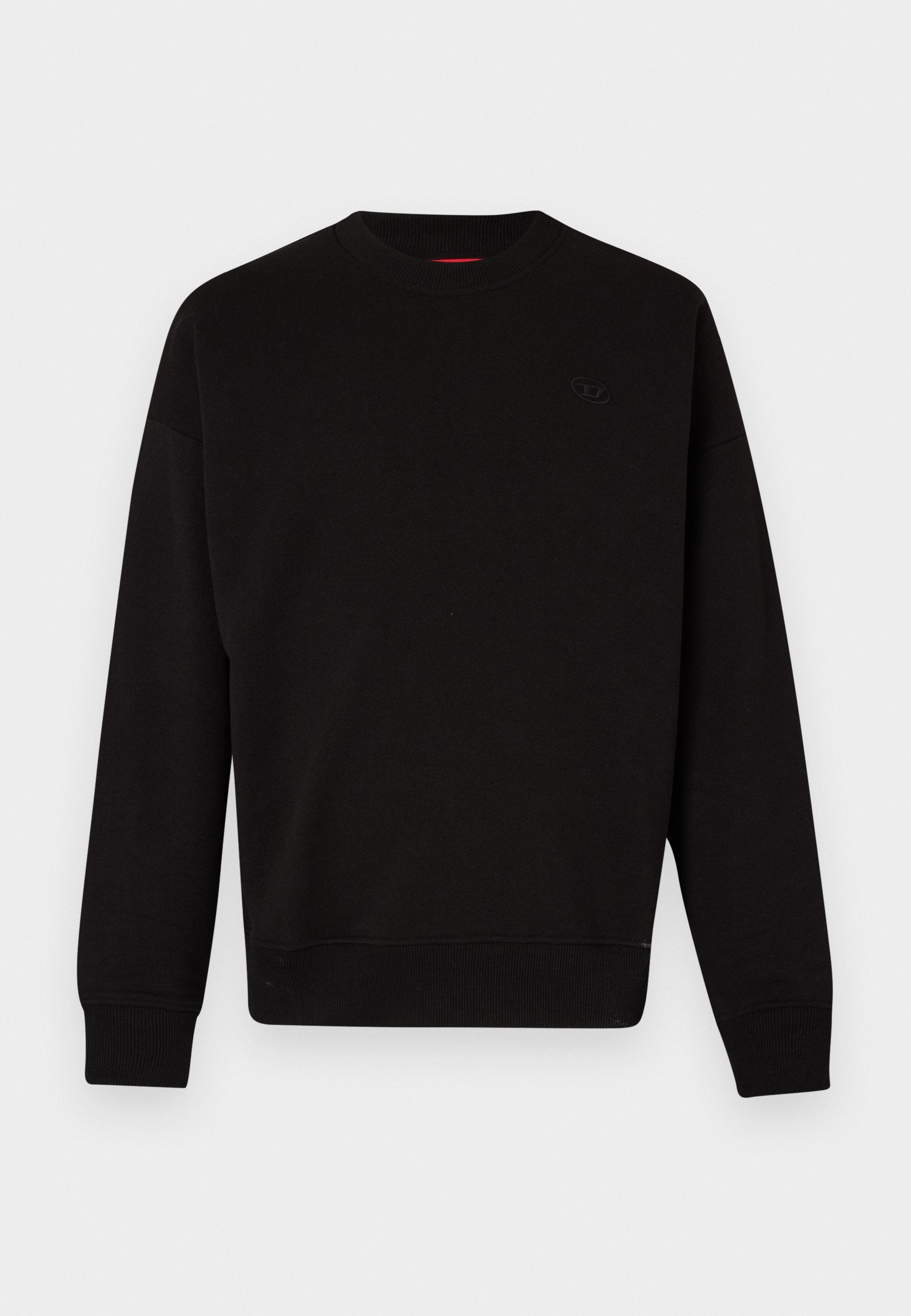 Schwarzer Pullover aus weichem Stoff mit Rundhalsausschnitt, gerippten Bündchen und Saum sowie einem dezenten Logo auf der Brust.