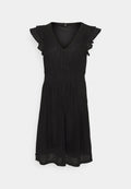 Schwarzes Kleid mit V-Ausschnitt, gerafften Ärmeln und gestuftem Design. Hergestellt aus einem strukturierten Stoff mit kunstvollen Mustern und taillierter Taille.