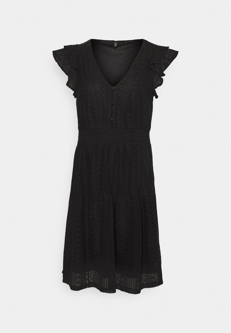Schwarzes Kleid mit V-Ausschnitt, gerafften Ärmeln und gestuftem Design. Hergestellt aus einem strukturierten Stoff mit kunstvollen Mustern und taillierter Taille.