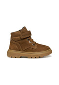 Braune Wildleder Stiefeletten mit Gummisohle, ausgestattet mit Metallösen, einem Klettverschluss und kontrastierenden Nähten.