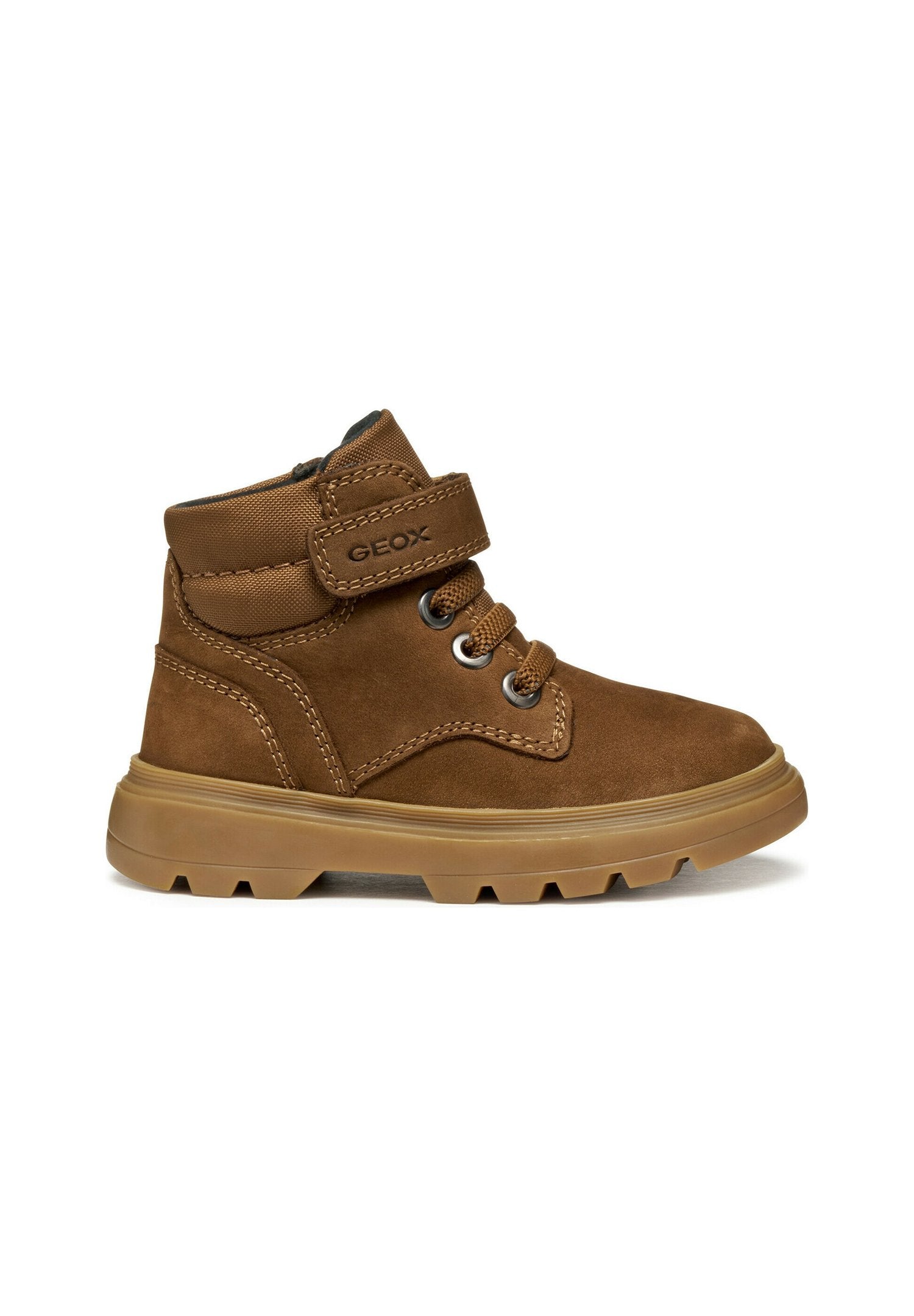 Braune Wildleder Stiefeletten mit Gummisohle, ausgestattet mit Metallösen, einem Klettverschluss und kontrastierenden Nähten.