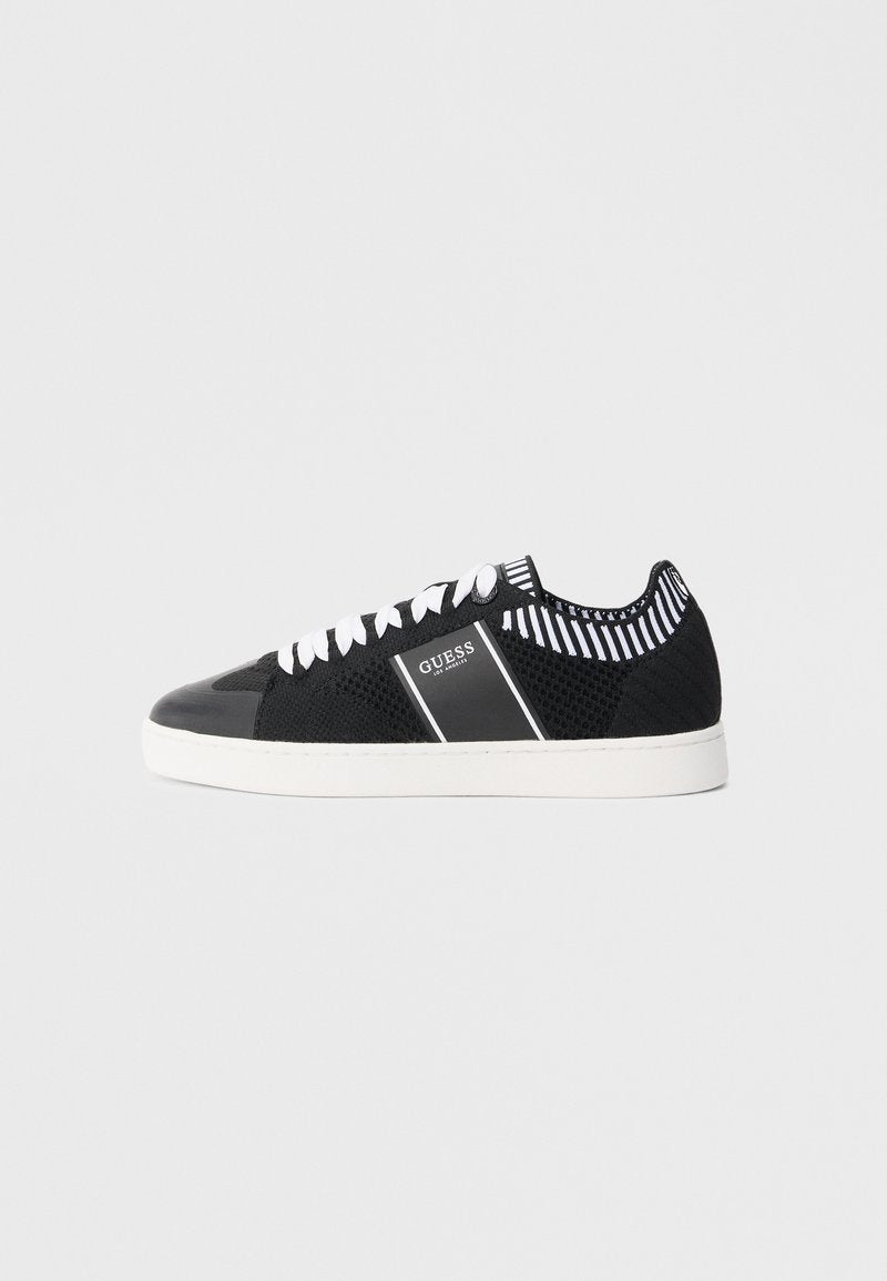 Schwarz-weißer Low-Top-Sneaker mit weißen Schnürsenkeln, Mesh-Gewebe, gestreiftem Kragen-Detail und "GUESS Los Angeles" Logo auf der Seitenpaneele.