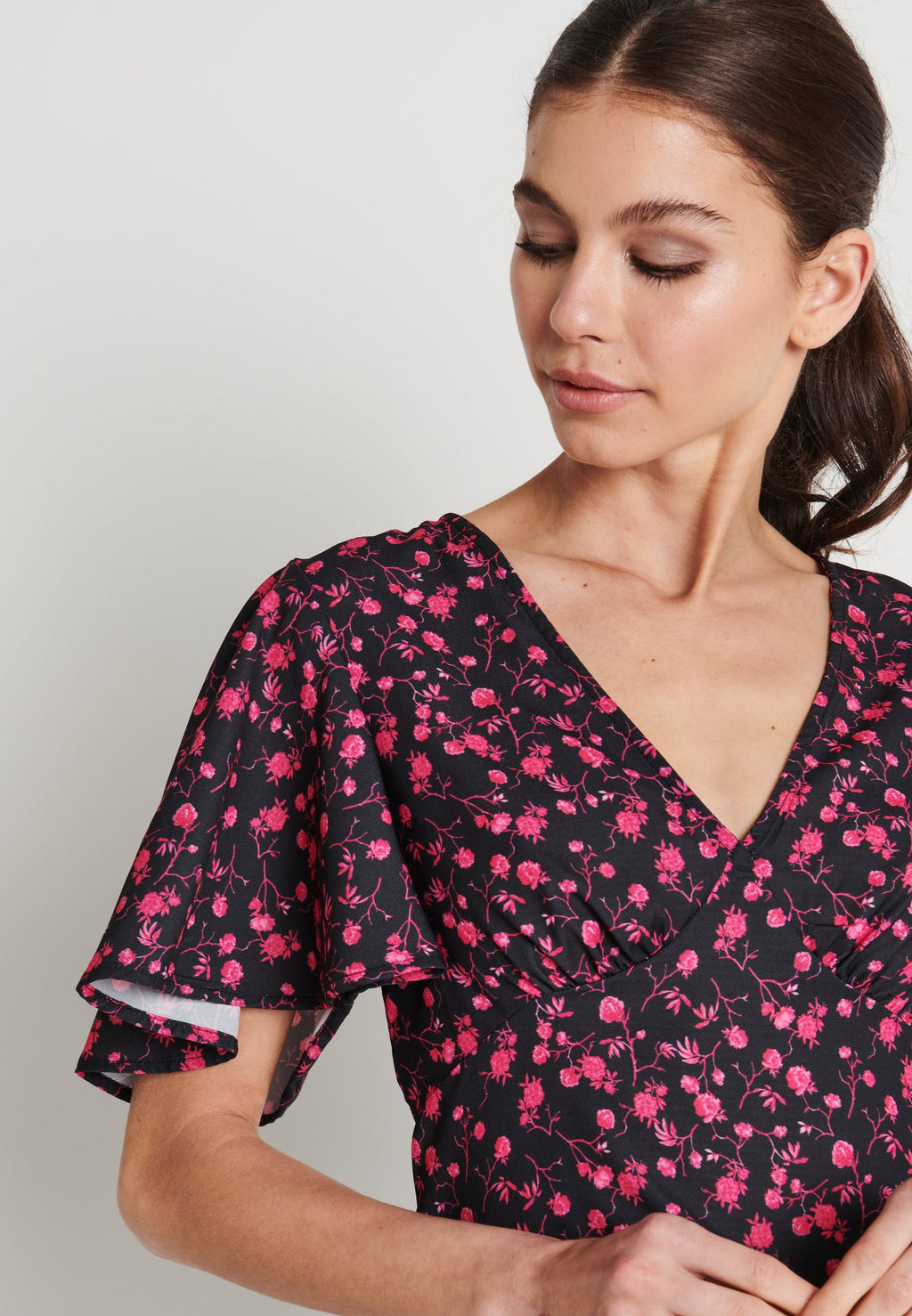 NA-KD ZALANDO X NA-KD V-NECK FLOWY BLOUSE