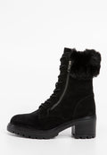 Schwarze Wildleder-Stiefeletten mit einem strukturierten Kunstfellbund, Schnürung vorne und einem seitlichen Reißverschluss. Chunky-Absatz und rutschfeste Sohle.
