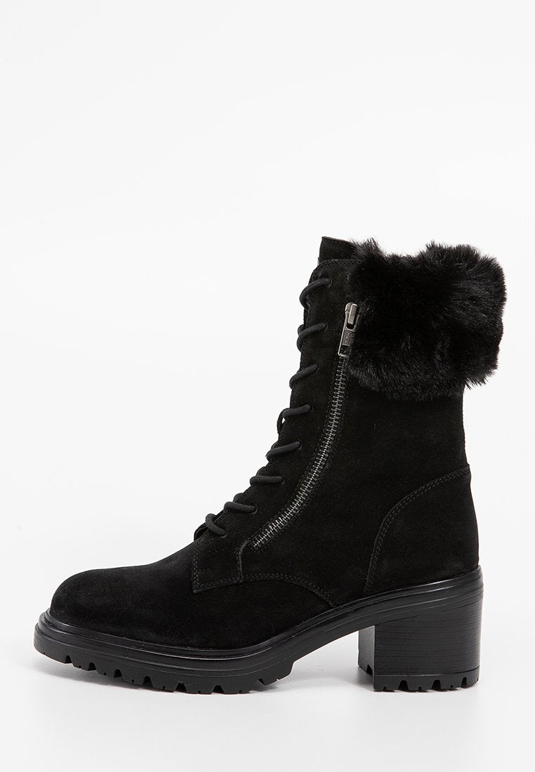 Schwarze Wildleder-Stiefeletten mit einem strukturierten Kunstfellbund, Schnürung vorne und einem seitlichen Reißverschluss. Chunky-Absatz und rutschfeste Sohle.