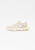 Beige und weiße Sneaker aus einer Mischung aus Wildleder und Mesh-Materialien, mit runder Zehenpartie, geschichtetem Design und einer strukturierten Gummisohle mit Akzenten.