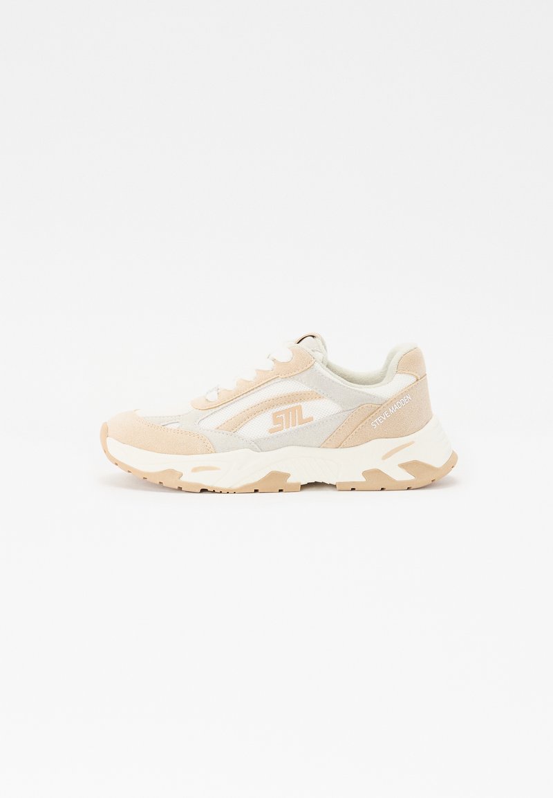 Beige und weiße Sneaker aus einer Mischung aus Wildleder und Mesh-Materialien, mit runder Zehenpartie, geschichtetem Design und einer strukturierten Gummisohle mit Akzenten.