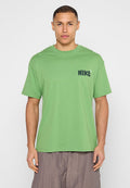 Grünes Baumwoll-T-Shirt mit Rundhalsausschnitt, kurzen Ärmeln und einem schwarzen Nike-Logo auf der linken Brust. Legerer Schnitt und glatte Textur.