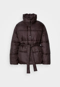Braune Pufferjacke mit hohem Kragen, vorderem Knopfverschluss und tailliertem Schnitt. Verfügt über gesteppten Abschnitte zur Isolation und eine glatte Textur.