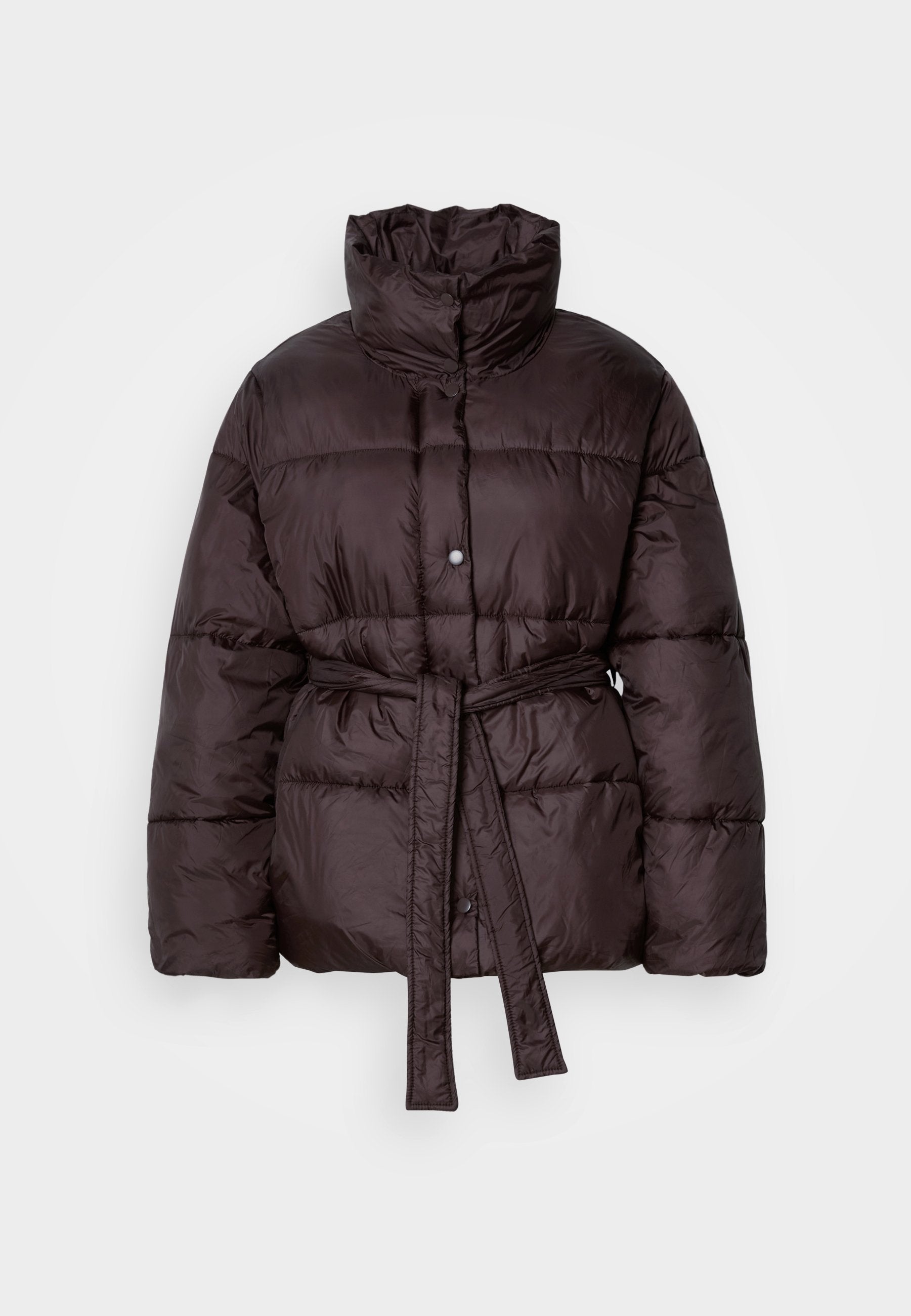 Braune Pufferjacke mit hohem Kragen, vorderem Knopfverschluss und tailliertem Schnitt. Verfügt über gesteppten Abschnitte zur Isolation und eine glatte Textur.