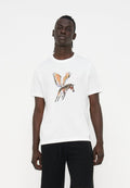 Mann trägt ein weißes kurzärmeliges T-Shirt mit einem bunten Zebra mit Flügeln auf der Vorderseite, kombiniert mit schwarzen Shorts.