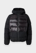 Schwarze gepolsterte Jacke mit Kapuze, die vorne ein glänzendes Panel, seitliche Reißverschlusstaschen und strukturierte Nähte an den Ärmeln und Seiten aufweist.
