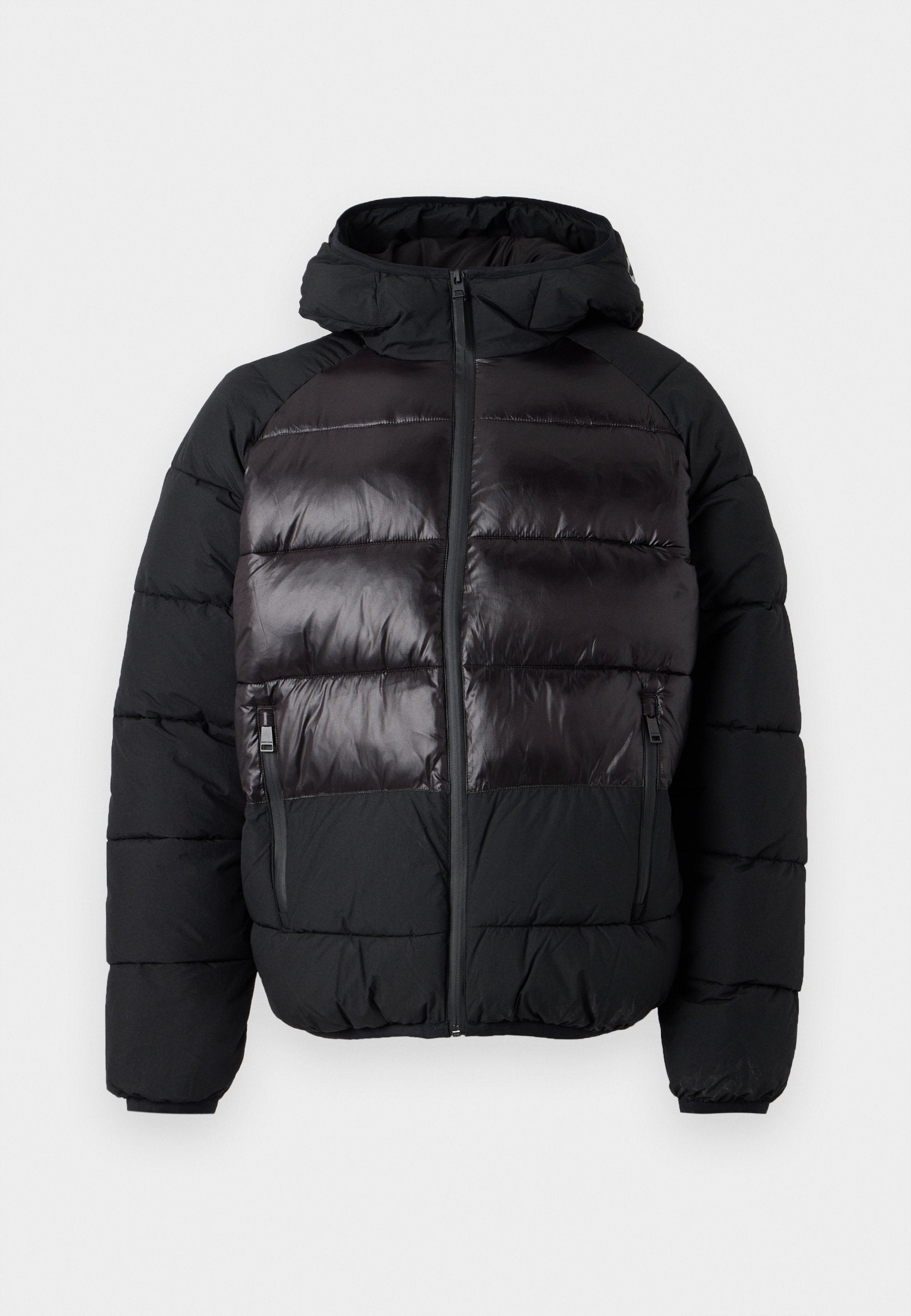 Schwarze gepolsterte Jacke mit Kapuze, die vorne ein glänzendes Panel, seitliche Reißverschlusstaschen und strukturierte Nähte an den Ärmeln und Seiten aufweist.