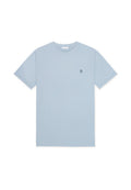 Hellblaues Baumwoll-T-Shirt mit rundem Ausschnitt und kurzen Ärmeln, mit einem kleinen dunkelgrünen "II"-Logo auf der Brust.