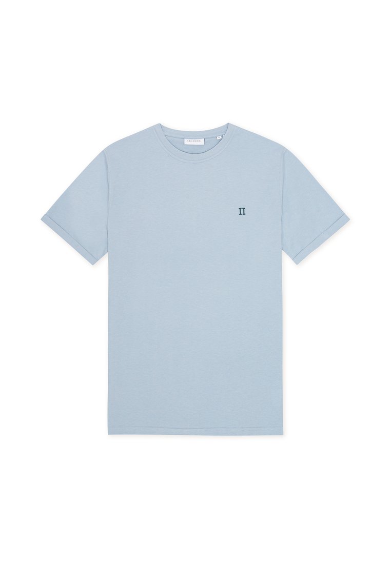 Hellblaues Baumwoll-T-Shirt mit rundem Ausschnitt und kurzen Ärmeln, mit einem kleinen dunkelgrünen "II"-Logo auf der Brust.