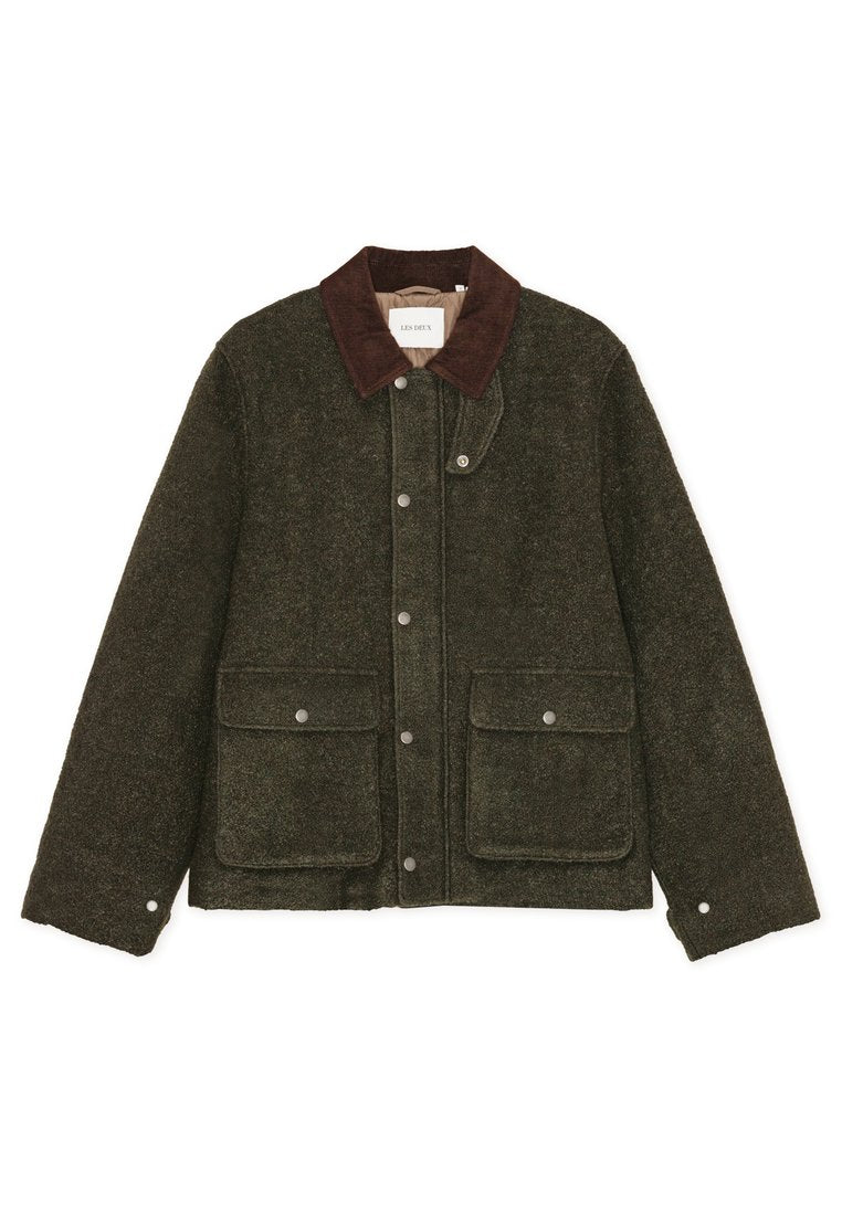 Grüne Wolljacke mit braunem Cordkragen, Druckknöpfen und zwei Fronttaschen. Verfügt über eine strukturierte Oberfläche mit einem leicht lockeren Schnitt.