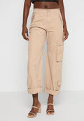 Beige Cargo-Hosen aus Baumwolle, mit lockerer Passform, umgeschlagenen Säumen, seitlichen Taschen und dekorativen Hardwaredetails.