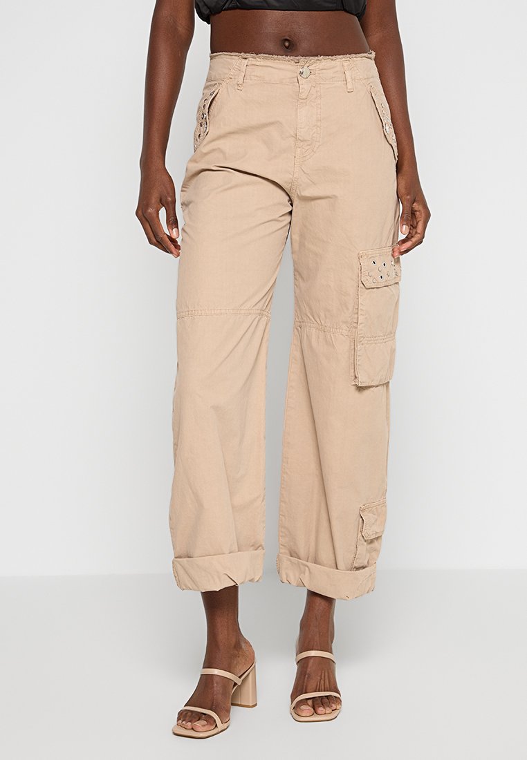 Beige Cargo-Hosen aus Baumwolle, mit lockerer Passform, umgeschlagenen Säumen, seitlichen Taschen und dekorativen Hardwaredetails.