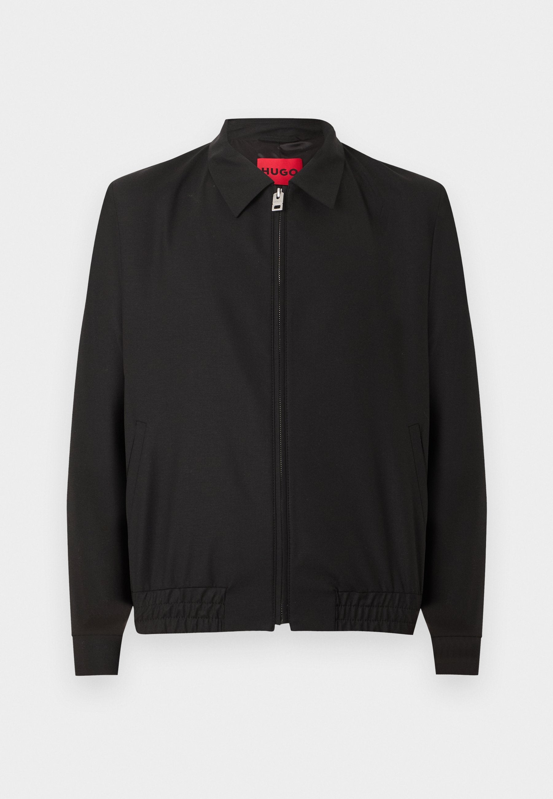 Schwarze Reißverschlussjacke mit Kragen, elastischem Saum, langen Ärmeln, Seitentaschen und rotem Innenetikett.